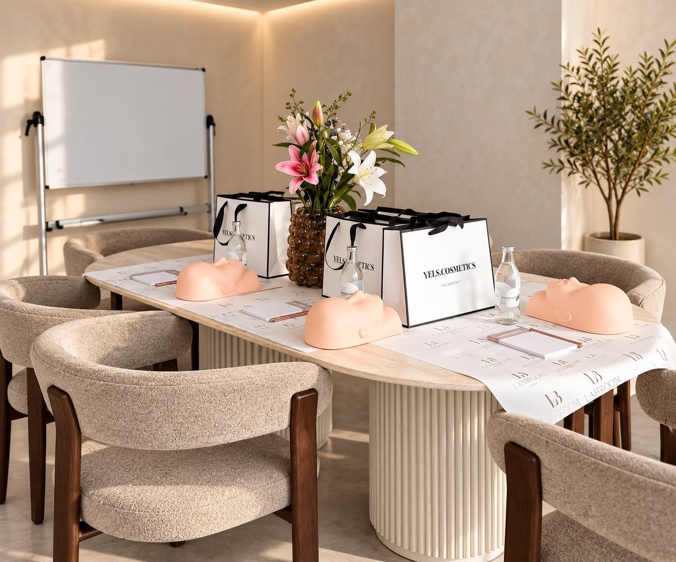 Vorbereiteter Schulungstisch in der Academy